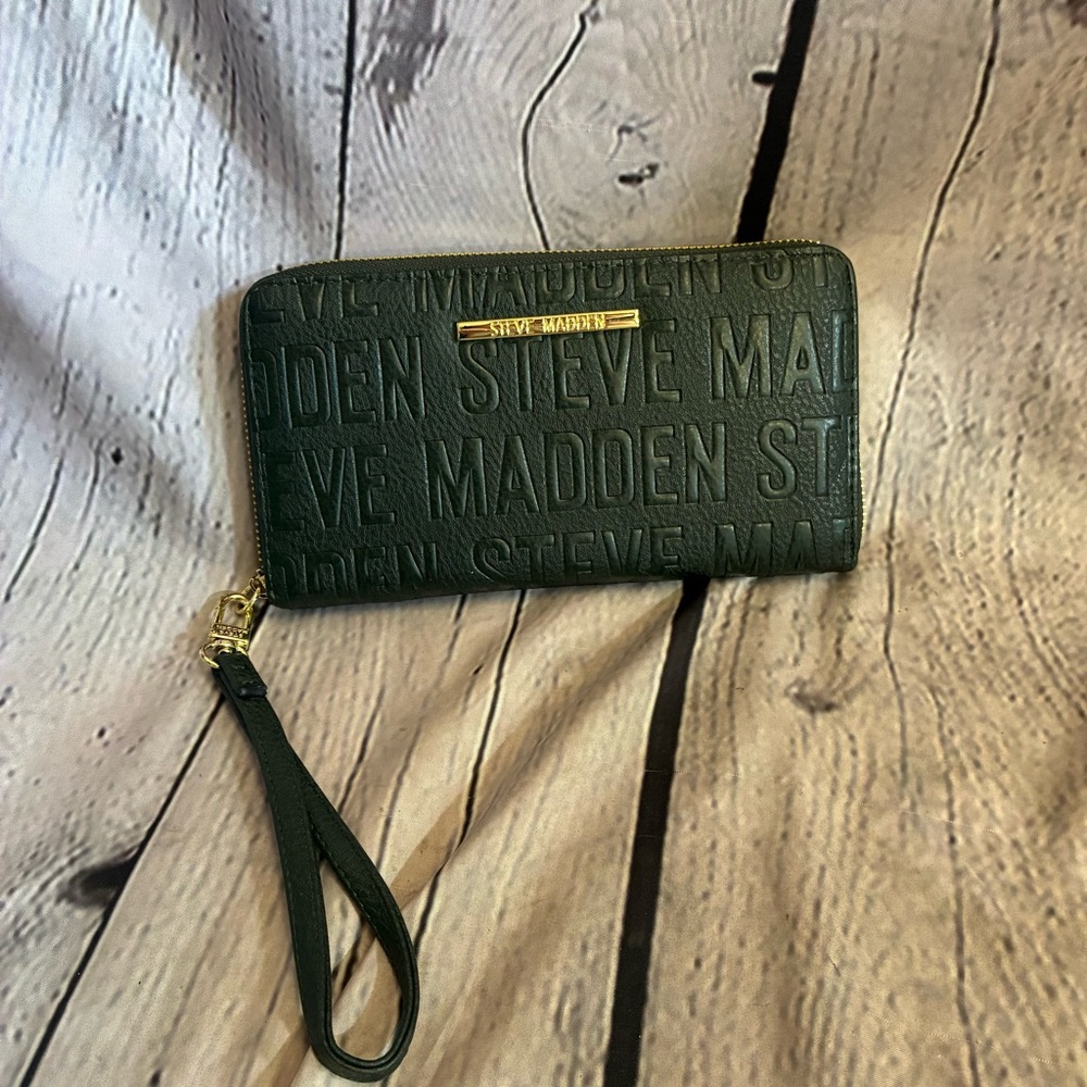Steve Madden Zip Around Wristlet Clutch Wallet Embossed Logo Nameplate 5”x8” GUC